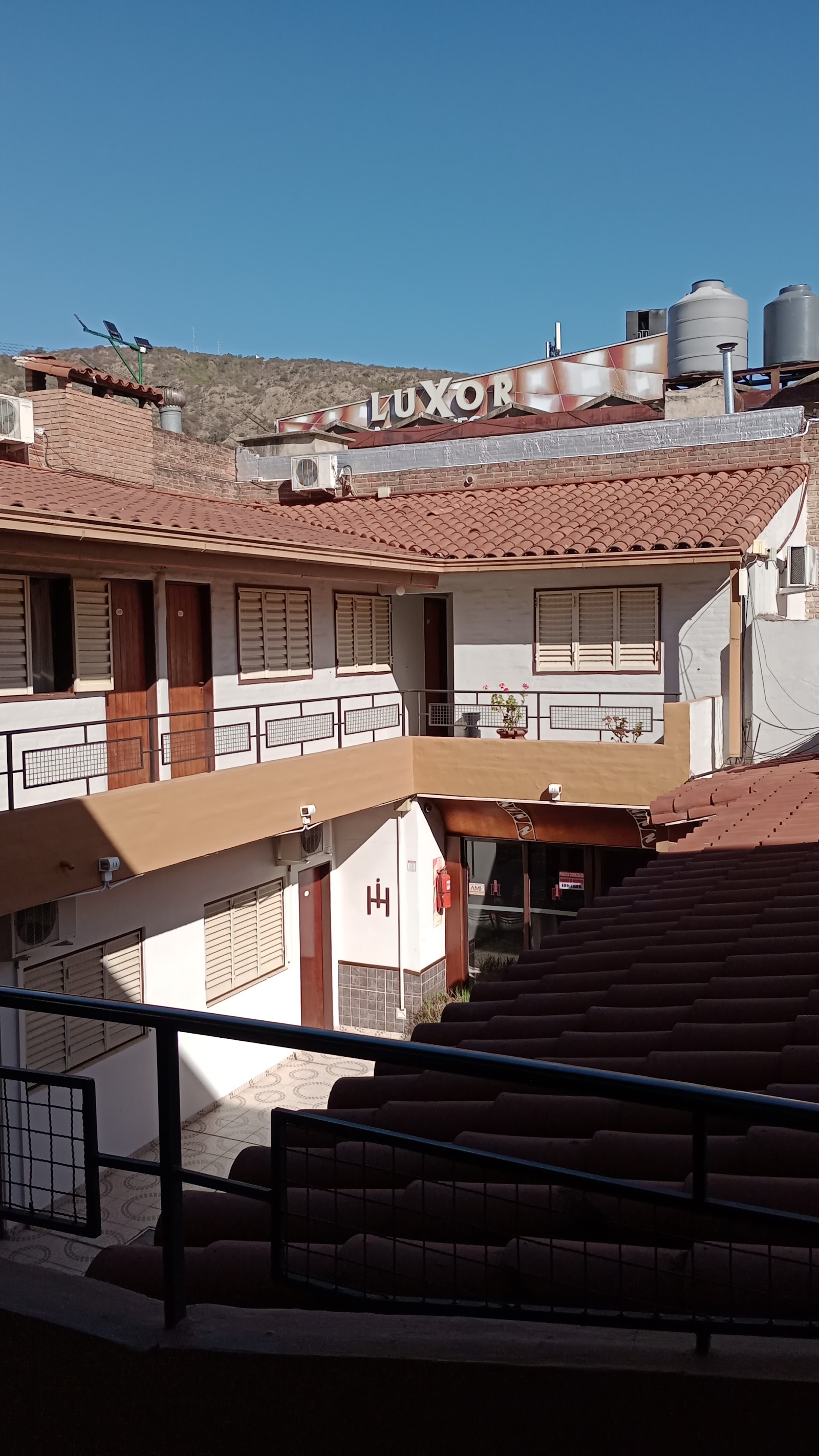 Patio interno del Hotel Ideal con galería de habitaciones y techos de teja