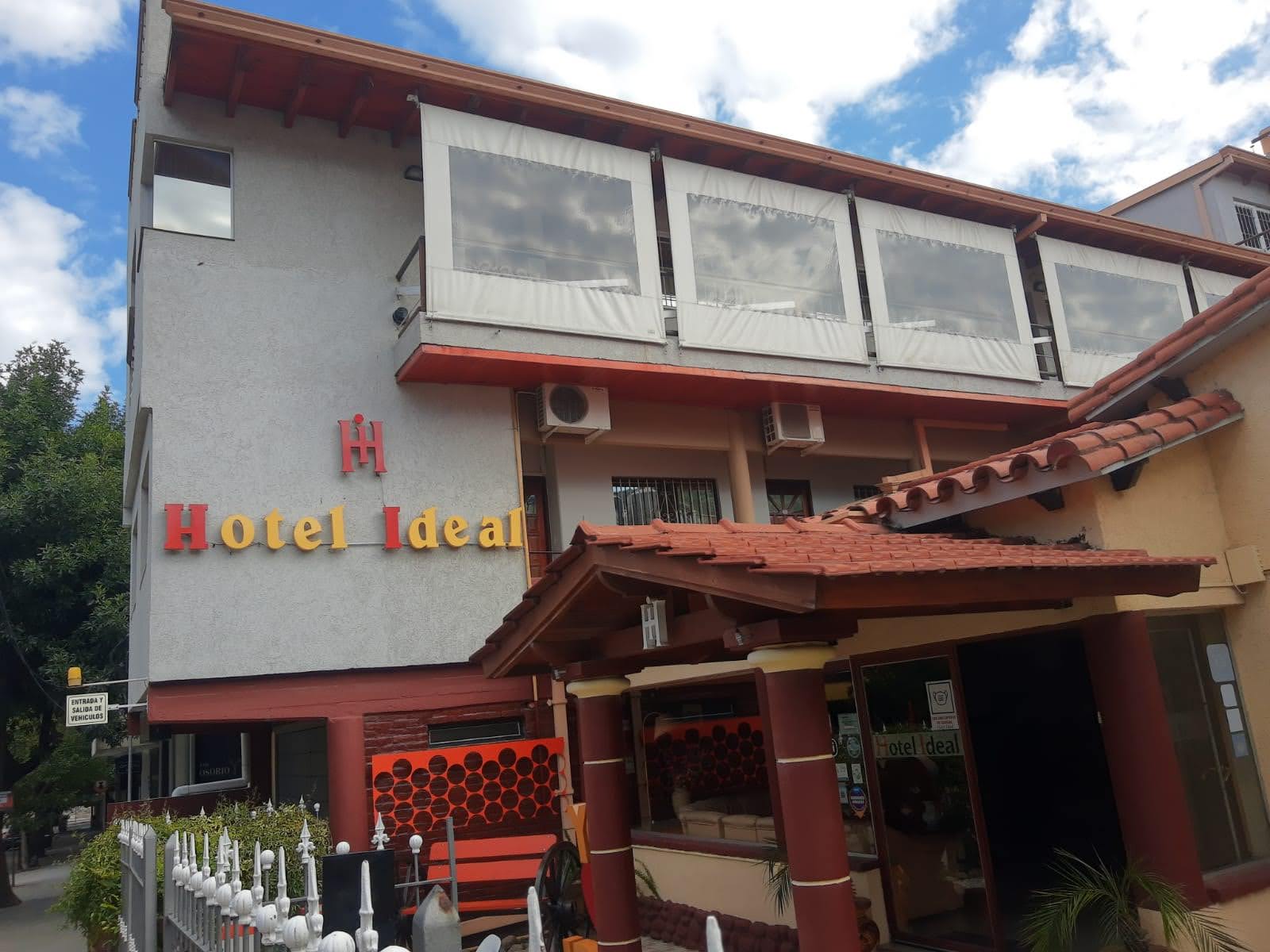 Frente del Hotel Ideal en Villa Carlos Paz con su cartel rojo y galería de entrada