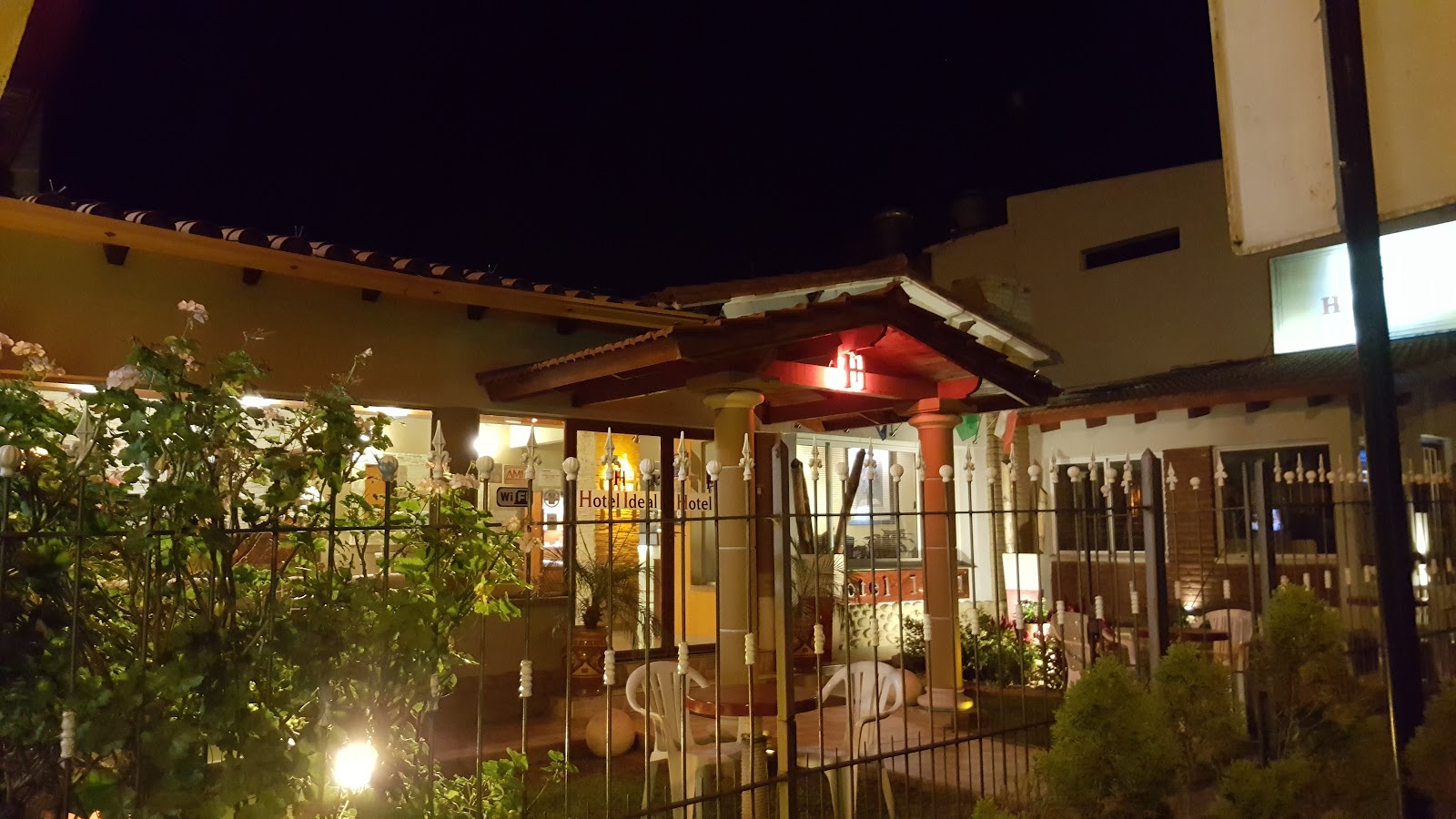 Habitación cuádruple del Hotel Ideal con varias camas para grupos y familias